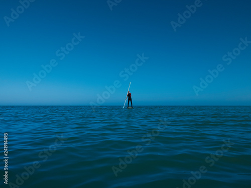 Man on the horizon paddle boarding © Iván Gabaldón