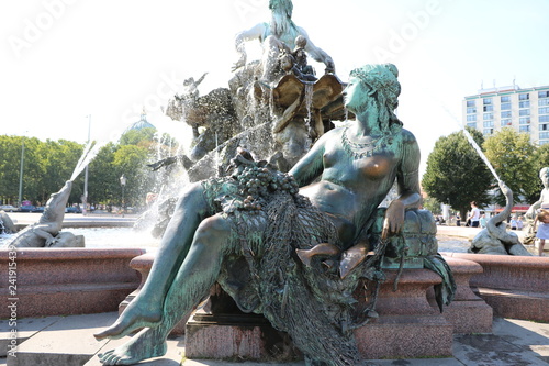 Photo Neptune's Fountain at Alexanderplatz in Berlin, Germany