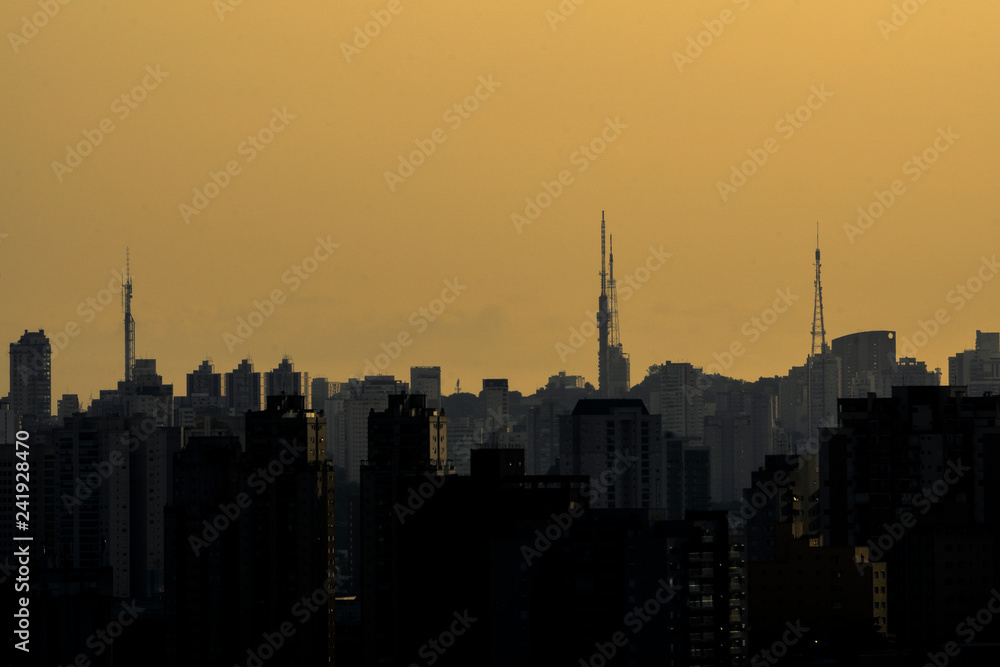 Pôr do sol evidencia silhueta da cidade de São Paulo, Brasil