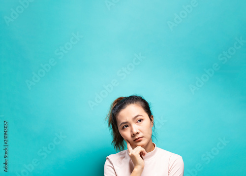 Schilderij op canvas Portrait of serious woman on a blue background