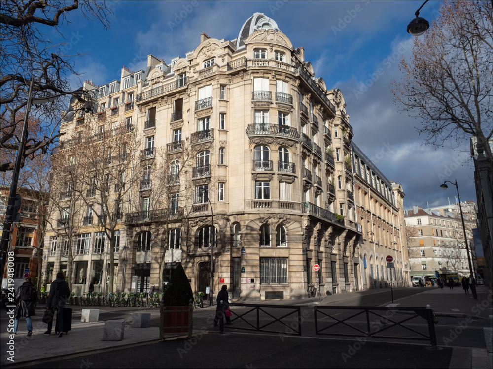 Fototapeta premium immeuble haussmanien rue Perrée à Paris