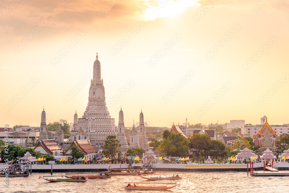 Naklejka premium Najpiękniejszy punkt widokowy Wat Arun, świątynia buddyjska w Bangkoku w Tajlandii