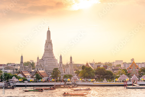 The most beautiful Viewpoint Wat Arun,Buddhist temple in Bangkok, Thailand  © pinglabel
