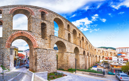 Obraz na plátně Cityscape with medieval aqueduct Kamares in the Kavala city, Macedonia, Greece