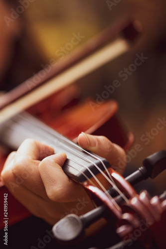 Bild auf Leinwand Violinist playing violin on outdoors background