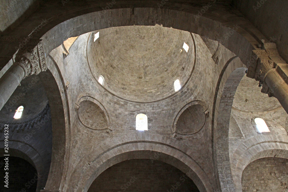 archi e cupola; interno della Cattedrale di Molfetta