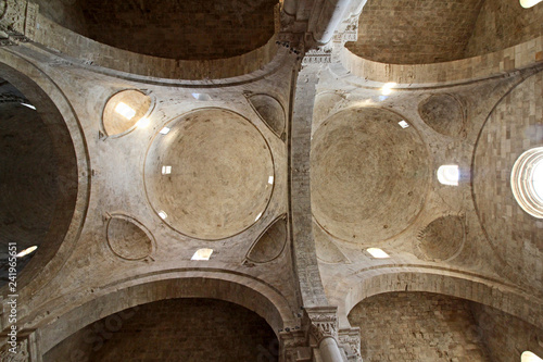 archi e cupole  interno della Cattedrale di Molfetta