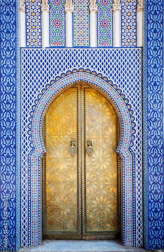 Papier peint Porte d&#39;entrée avec mosaïque et porte en laiton au Palais  Royal de Fes Maroc - Nikkel-Art.fr