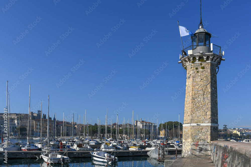Porto turistico di Desenzano con torre del faro