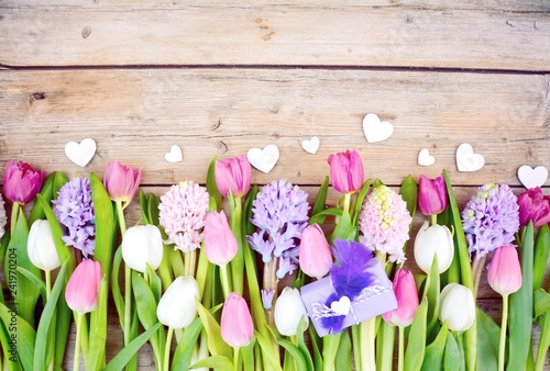 Frühling Blumenstrauß mit Geschenk Paket - Glückwunschkarte - Frühlingsblumen - Frohe Ostern Blumengrüße