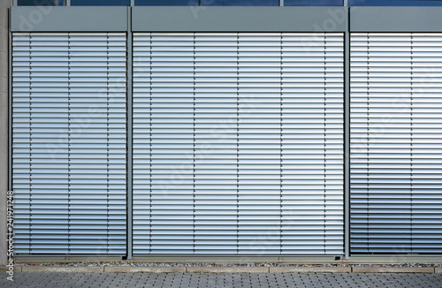Außenjalousie Jalousie frontal an Bürogebäude – Closed Shutter Background photo