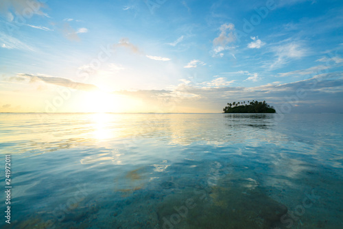 Foto Muri Lagoon at sunrise in Rarotonga in the Cook Islands