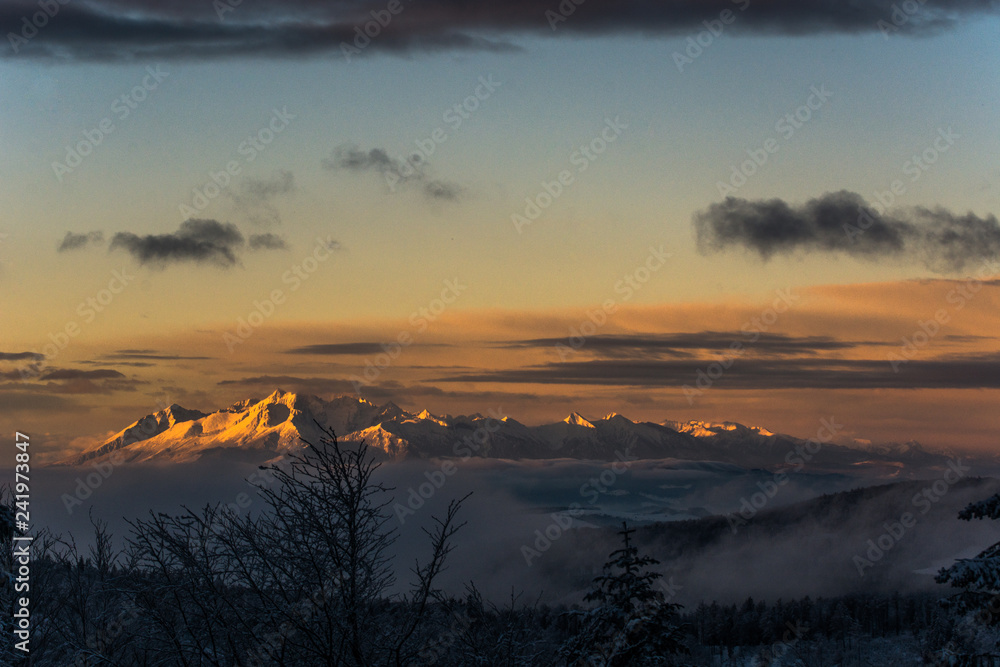 Tatry o wschodzie słońca widoczne z Jaworzyny Krynickiej,Beskid Sądecki.