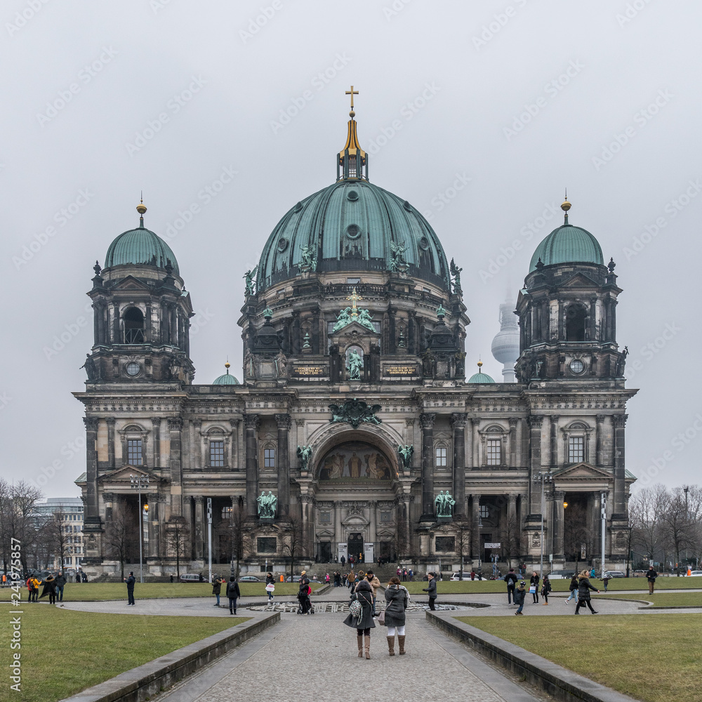 Touristen vor dem Berliner Dom auf der Museumsinsel