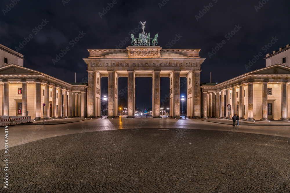 Pariser Platz vor dem Brandenburger Tor in Berlin bei Nacht
