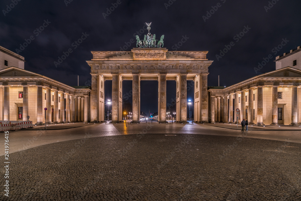 Pariser Platz vor dem Brandenburger Tor in Berlin bei Nacht Pariser Platz vor dem Brandenburger Tor in Berlin bei Nacht