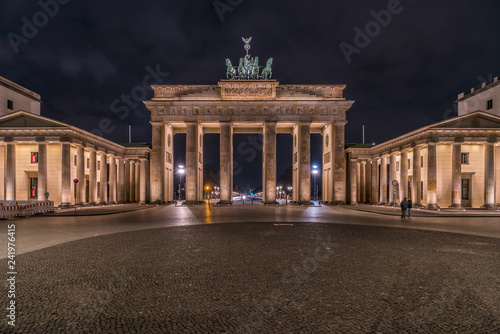 Pariser Platz vor dem Brandenburger Tor in Berlin bei Nacht