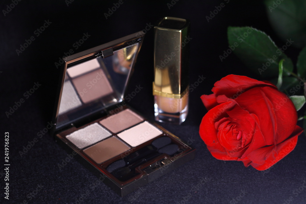 赤い薔薇の花とアイシャドウとリップのコスメ 黒背景 Stock Photo Adobe Stock
