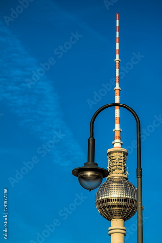 Berliner Fernsehturm und Straßenlaterne