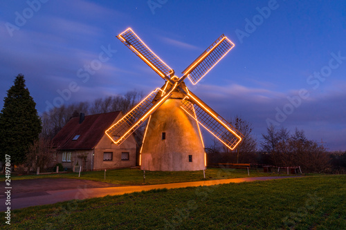 Historische Windmühle mit Weihnachtsbeleuchtung © Christian Schwier