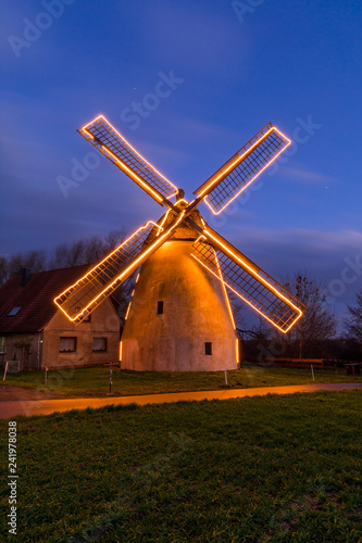 Historische Windmühle mit Weihnachtsbeleuchtung © Christian Schwier