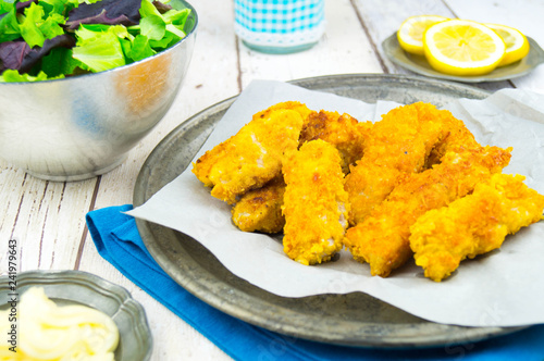 Fischstäbchen aus Seelachs mit knuspriger Cornflakes-Kruste und Salat
