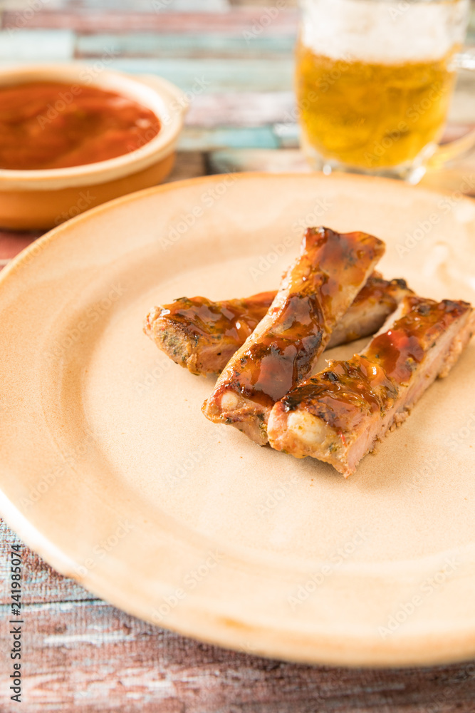 Gegrillte Spareribs / Spare Ribs mit BBQ-Sauce und Bier Gegrillte Spareribs / Spare Ribs mit BBQ-Sauce und Bier