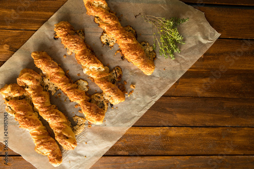 Knuspriger Blätterteigstangen mit Käse und Thymian