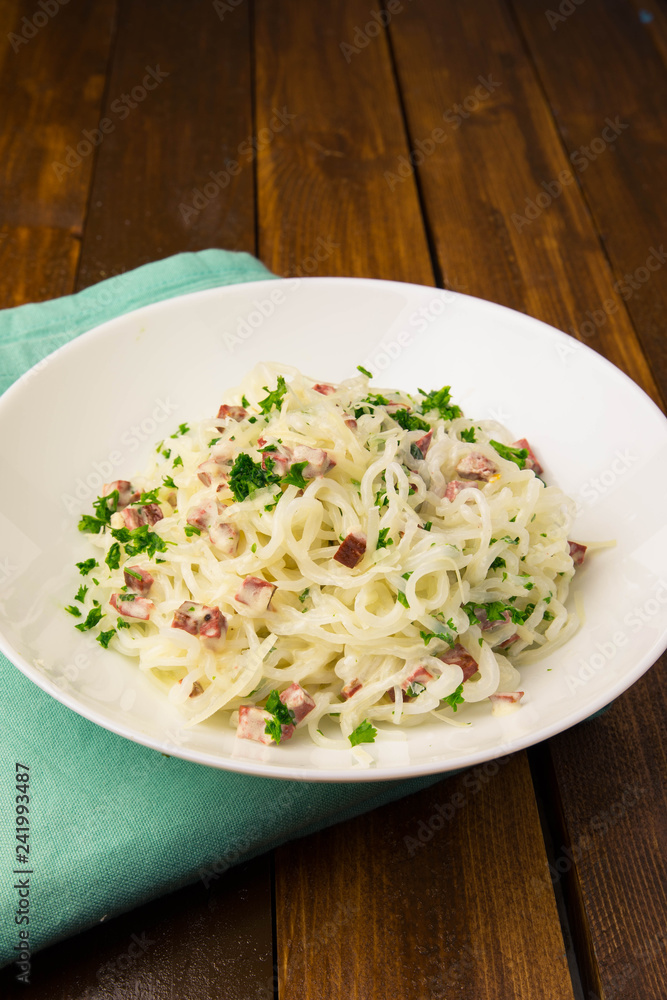 Low Carb Spaghetti-Carbonara aus Konjak-Nudeln Low Carb Spaghetti-Carbonara aus Konjak-Nudeln