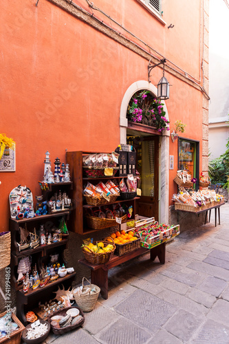 Canvas Print Grocery in an old town alley, fishing village Portovenere, Cinque Terre, Levante