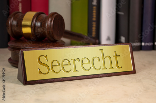 Schreibtischschild mit Richterhammer und Seerecht