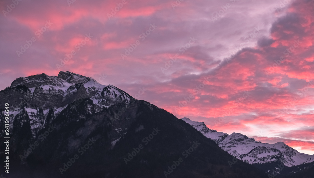 Schweizer Berge bei Sonnenuntergang