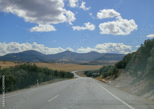 スペイン カスティーリャ・イ・レオン州の道 セゴビア・アビラ間（畑と山）