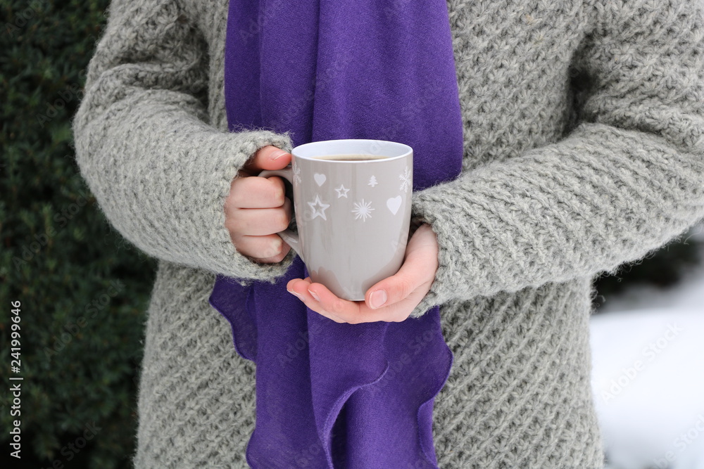 Kaffeebecher in den Händen Kaffeebecher in den Händen