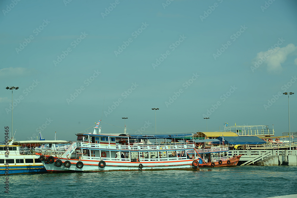 Boote und Fähren an der Küste Thailands - obrazy, fototapety, plakaty 