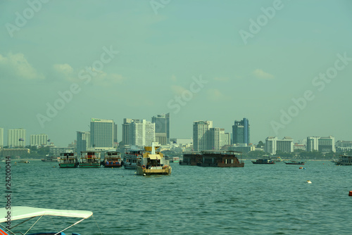 Boote und Fähren an der Küste Thailands