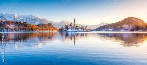 Obraz na płótnie Lake Bled with Bled Island and Castle at sunrise in winter, Slovenia w salonie