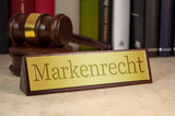 Schreibtischschild mit Richterhammer und Markenrecht