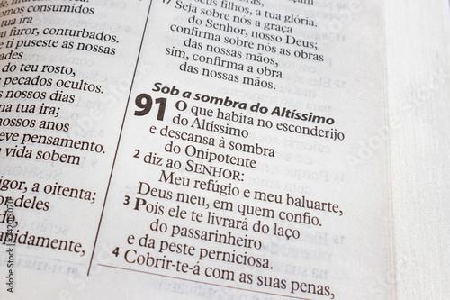 Bild auf Leinwand close in open bible in psalms 91, text in portuguese brasileiro.