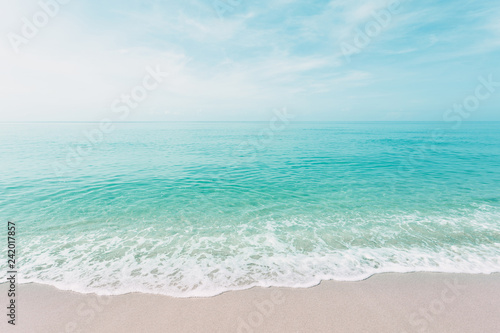 Photo Sandy beaches and beautiful ocean waves For natural background Pastel tone
