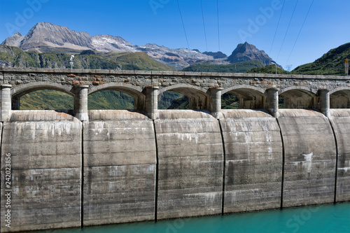 Il muro di contenimento della diga