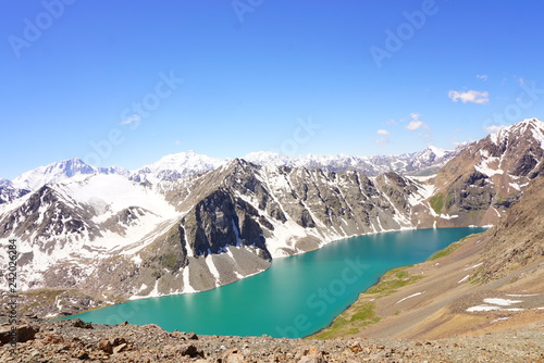 キルギスの山 天山山脈とアラクル湖