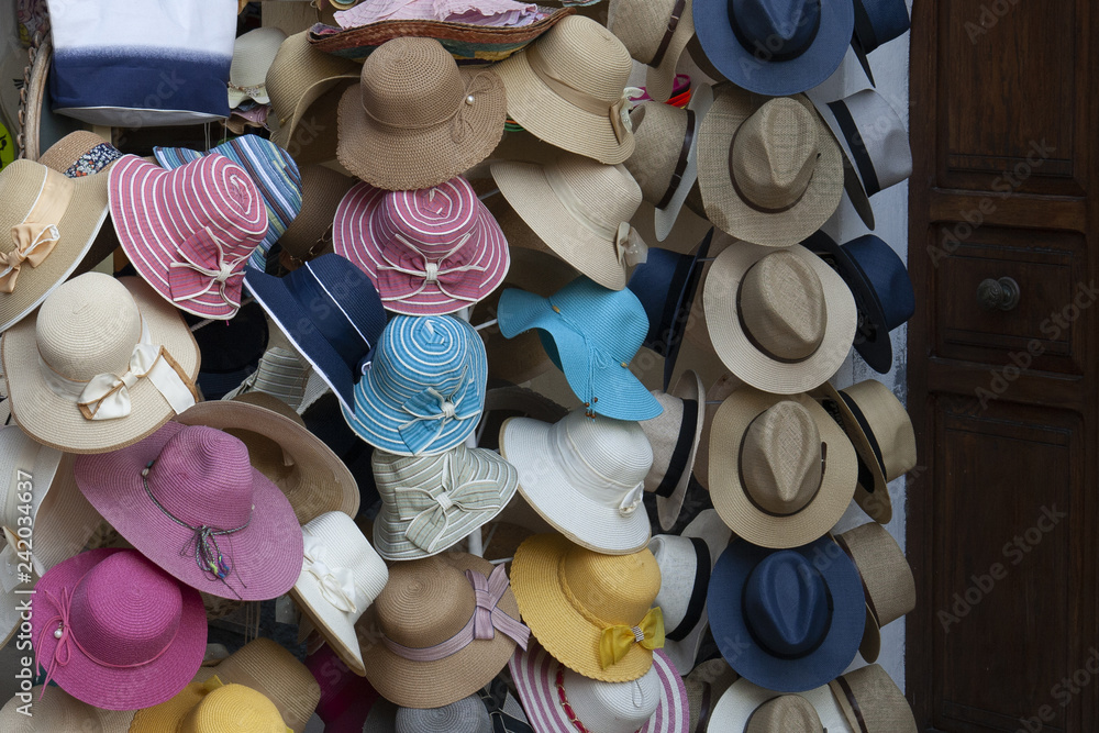 cappelli colorati di paglia