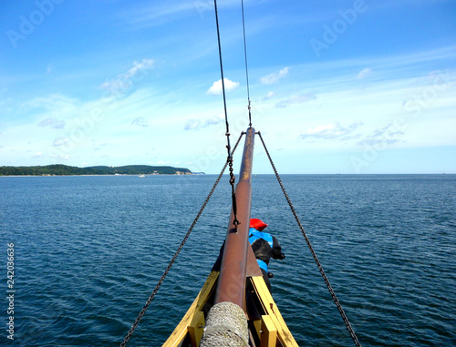 Widok z dziobu statku pirackiego wypływającego z portu © equos