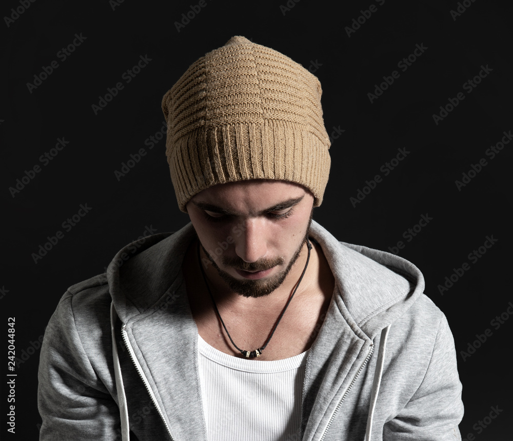 Portrait von einem attraktiven junger Mann mit gelber Mütze und Shirt Portrait von einem attraktiven junger Mann mit gelber Mütze und Shirt