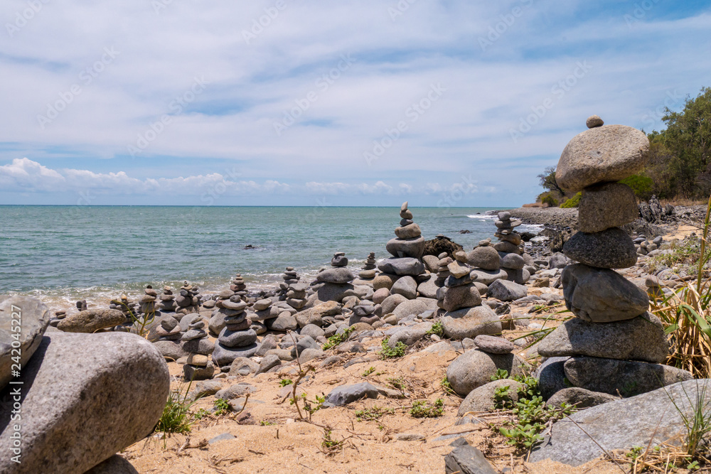 Strandabschnitt mit vielen Steinmännchen - The Gatz Balancing Rocks