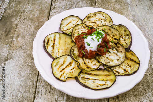 Gegrillte Aubergine mit scharfer Tomatensauce und Joghurt