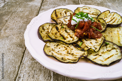 Gegrillte Aubergine mit scharfer Tomatensauce und Joghurt