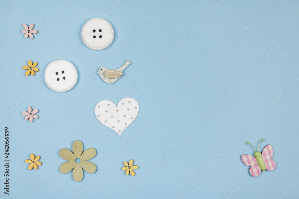 Hintergrund mit Dekorativen Objekten, Schmetterling, Blüten und Knöpfen. 