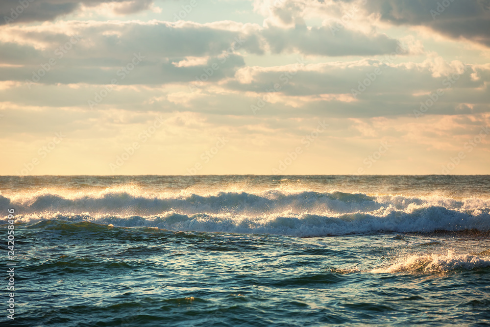 Obraz premium Beautiful cloudscape over the sea, sunset shot